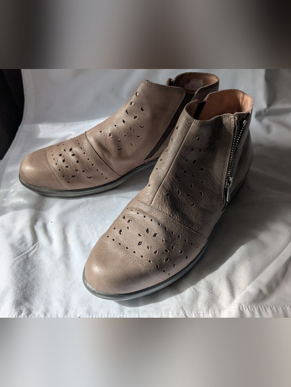Naot Taupe Leather Perforated Ankle Boots Laser Cut Side Zip EU 40 / 9